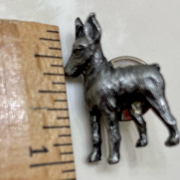 PEWTER DOBERMAN PINCHER LAPEL PIN - Picture 2 of 3